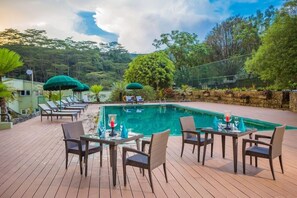 Una piscina techada, una piscina al aire libre