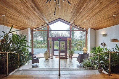 Cedar Lodge Hotel and Restaurant