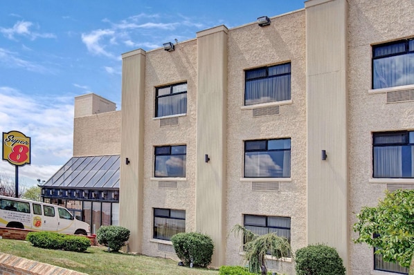 Exterior - Super 8 by Wyndham Jamaica North Conduit (Jamaica)