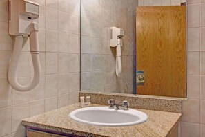Bathroom - Super 8 by Wyndham Jamaica North Conduit (Jamaica)