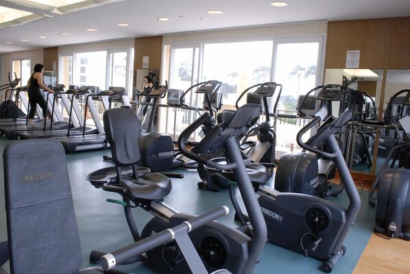A gym with treadmills, stationary bikes, and elliptical machines. - Punta del Este Resort & Spa (Punta del Este)