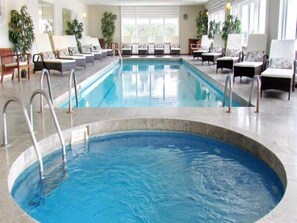 Una piscina cubierta, una piscina al aire libre