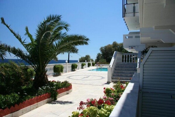 Property grounds - Ostria Seaside Studios and Apartments (Chios)