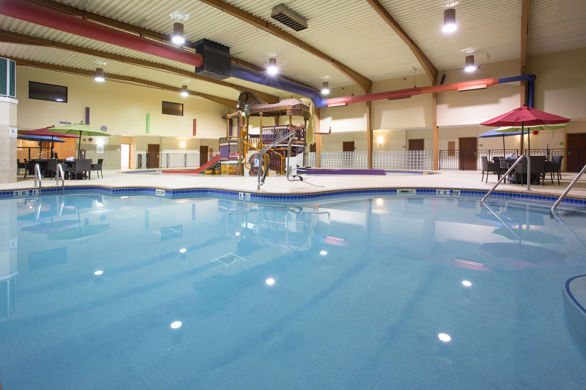 Innendørsbasseng og utendørsbasseng