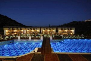 Una piscina techada, una piscina al aire libre