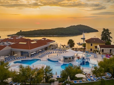 Una piscina techada, una piscina al aire libre. Maistra Select Belvedere Resort