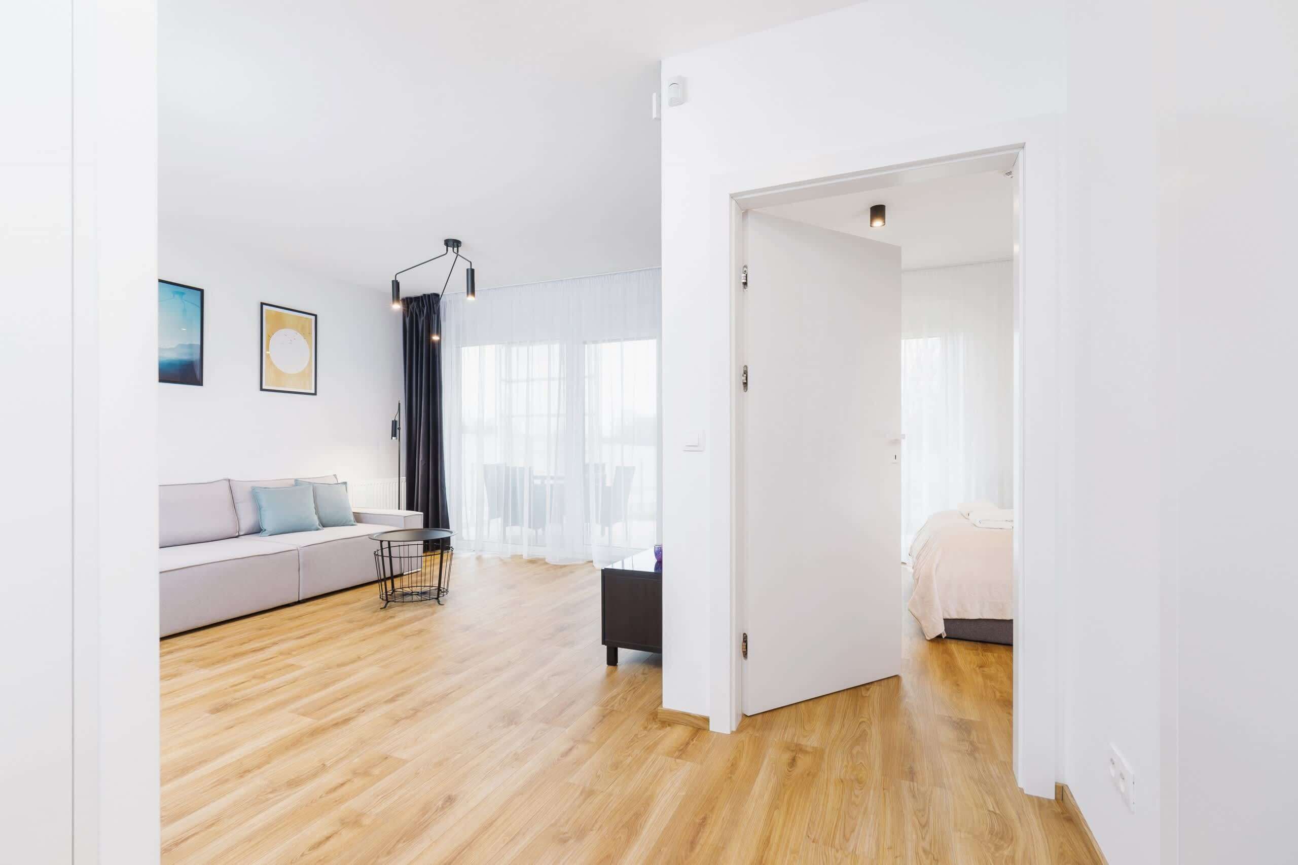 Una televisión, una oficina