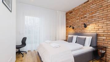 1 dormitorio, escritorio, tabla de planchar con plancha y wifi