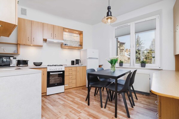 Fridge, microwave, oven, stovetop