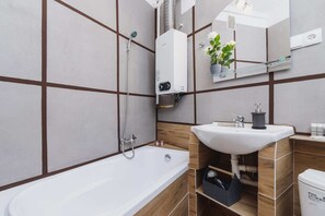 Banheira, secador de cabelo, toalhas de banho