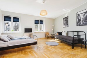 Iron/ironing board, travel crib, WiFi, bed sheets