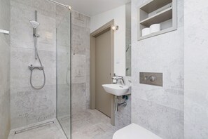 Douche, sèche-cheveux, serviettes fournies