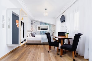 Tabla de planchar con plancha, cuna de viaje, wifi y ropa de cama