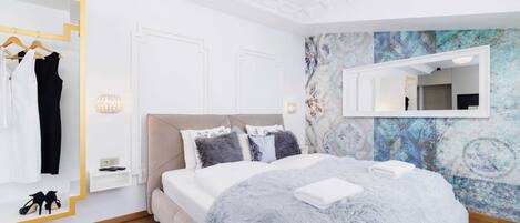 مكواة/لوح كي وسرير سفر وواي فاي وملاءات أسرّة