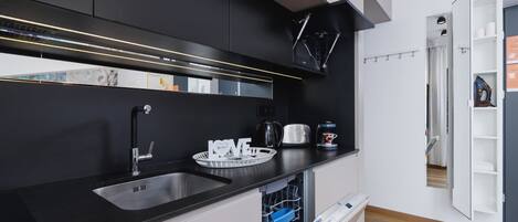 Réfrigérateur, micro-ondes, plaque de cuisson, lave-vaisselle