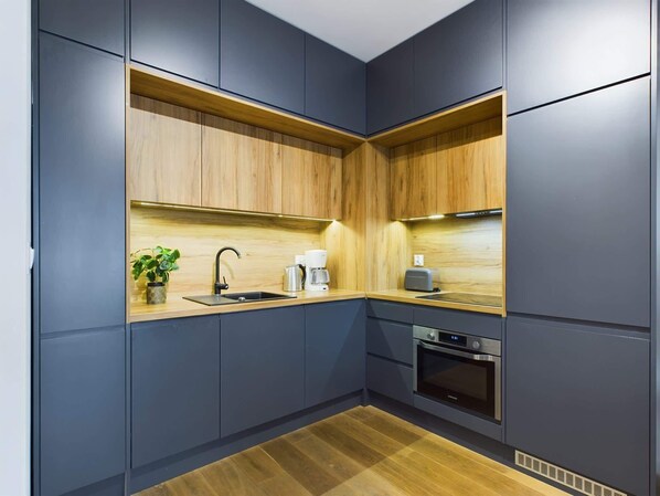 Fridge, microwave, oven, stovetop