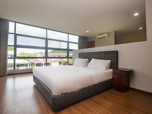 Deluxe Double Room, 1 King Bed | Desk, free WiFi, bed sheets - Hotel O Ltk Home (Kanowit)