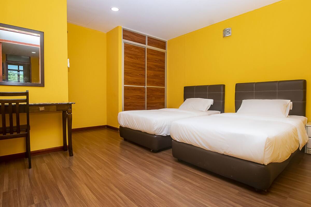 Family Suite | Desk, WiFi (free), bed sheets