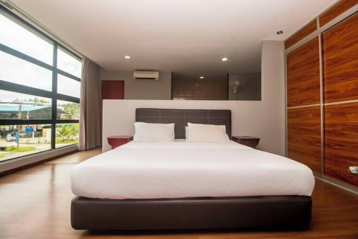 Desk, WiFi (free), bed sheets