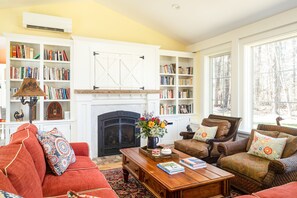 Smart-TV, Kamin, Bücher, Computerbildschirme