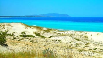 Una spiaggia nelle vicinanze, sabbia bianca