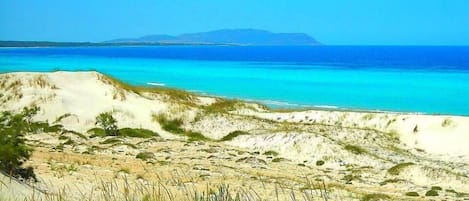 Una spiaggia nelle vicinanze, sabbia bianca