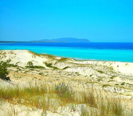 Una playa cerca, arena blanca
