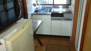 Refrigerador em uma área comum, micro-ondas em uma área comum