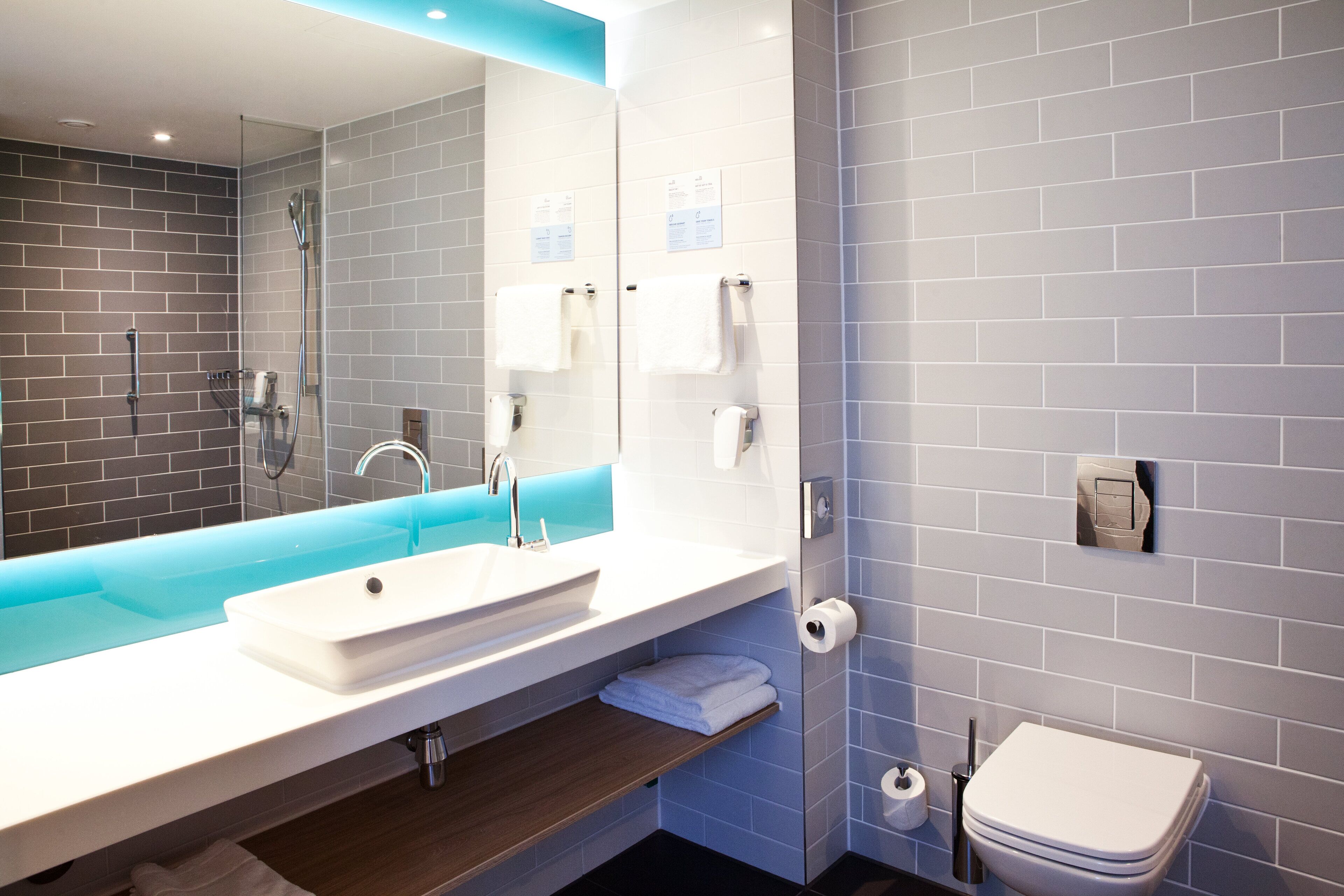 Ein modernes Badezimmer mit einer großen Badewanne, einem Waschbecken und einer Toilette.