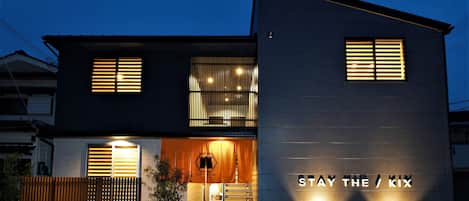 المنشأة من الخارج