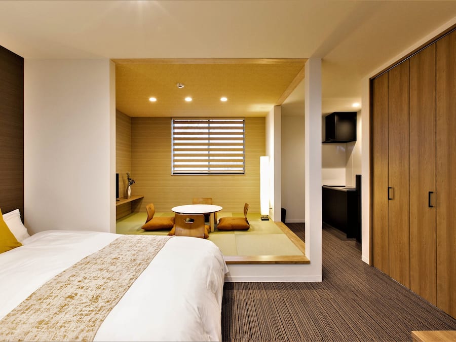 Tabla de planchar con plancha, wifi gratis y ropa de cama