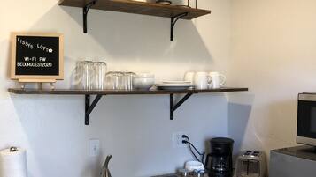 Réfrigérateur, four à micro-ondes, cafetière-théière, grille-pain