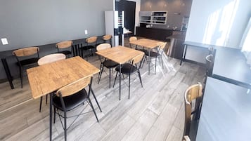 Daily buffet breakfast (JPY 1000 per person)