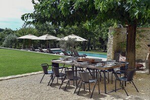Outdoor dining - For rent in Drôme Provençale, an exceptional property (Grignan)