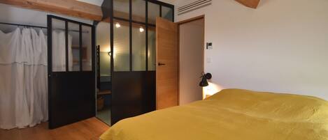 6 bedrooms, iron/ironing board, free WiFi