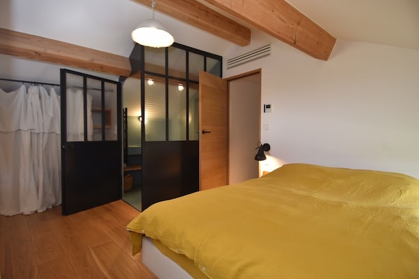 6 bedrooms, iron/ironing board, free WiFi