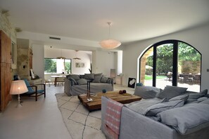 TV, table tennis - For rent in Drôme Provençale, an exceptional property (Grignan)