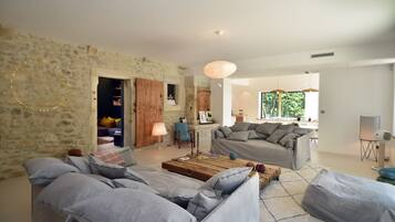 Televisie en een tafeltennistafel