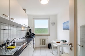 Fridge, microwave, oven, stovetop - Modern Holiday Apartment "Alex" with Wi-Fi and Balcony (Meersburg)