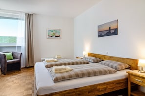 1 bedroom, iron/ironing board, free WiFi, bed sheets - Modern Holiday Apartment "Alex" with Wi-Fi and Balcony (Meersburg)
