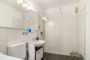 Shower, hair dryer, towels - Modern Holiday Apartment "Alex" with Wi-Fi and Balcony (Meersburg)