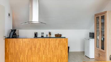 Kjøleskap, mikrobølgeovn, ovn og kokeplater