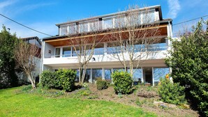 A modern two-story building with a flat roof, large windows, and a balcony. - Apartment 'Fewo Gartenterrasse' with Private Terrace, Garden, and Wi-Fi (Meersburg)
