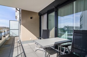 Outdoor dining - Modern Holiday Apartment "Alex" with Wi-Fi and Balcony (Überlingen)