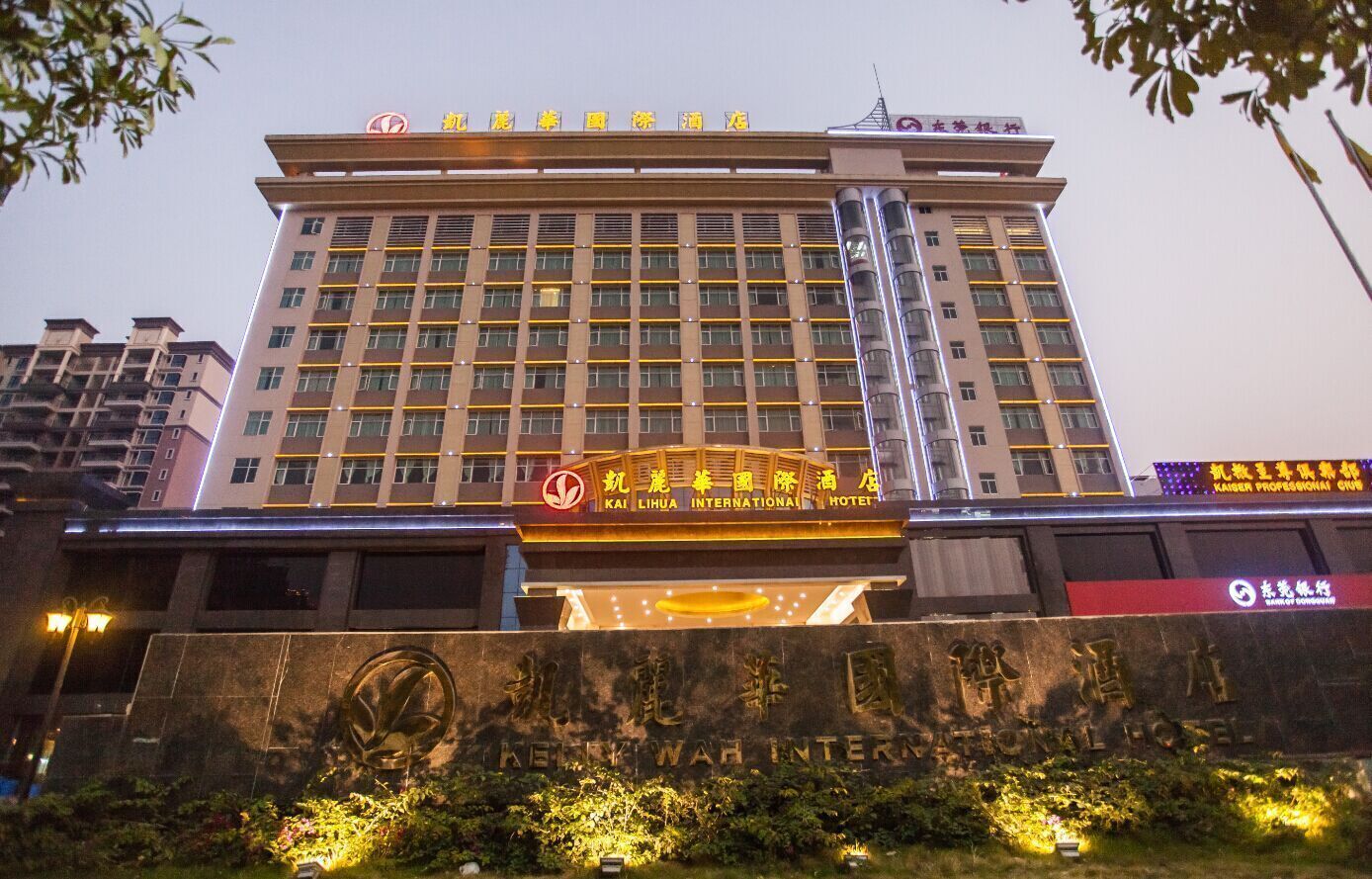 Un hotel de varios pisos con un cartel llamativo que dice "KAI LIHUA INTERNATIONAL HOTEL".