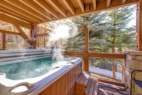 Outdoor spa tub