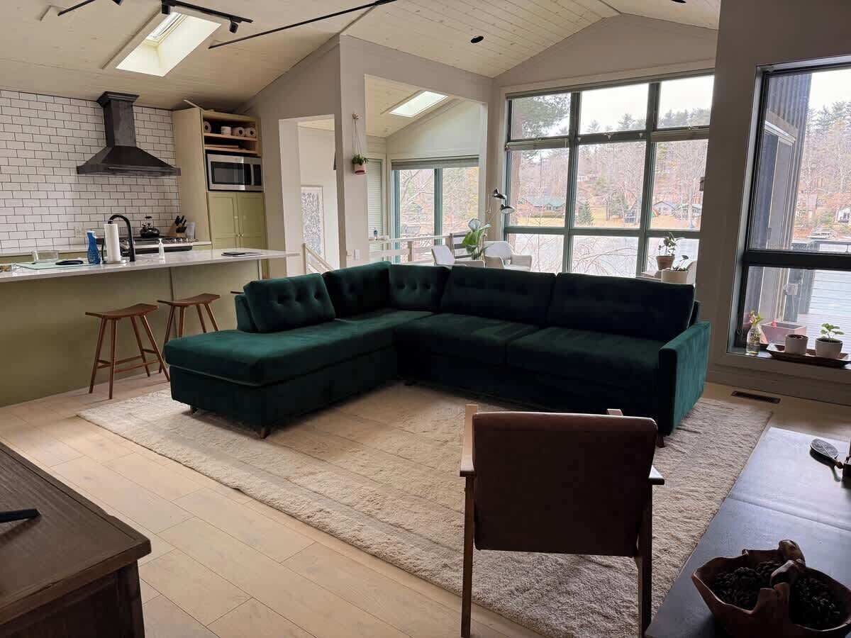 Televisor intel·ligent, llar de foc, llibres i biblioteca musical 