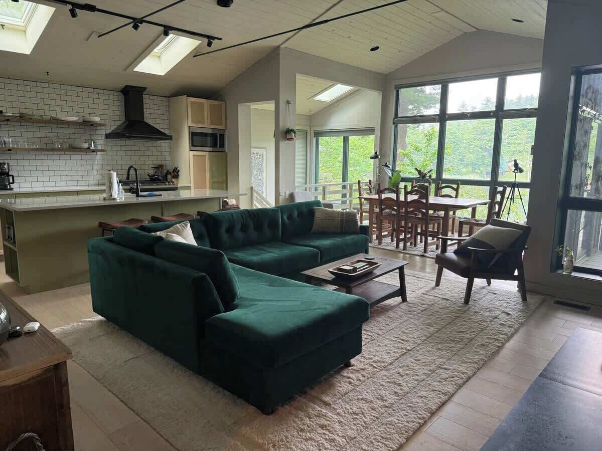 TV connectée, cheminée, livres, médiathèque