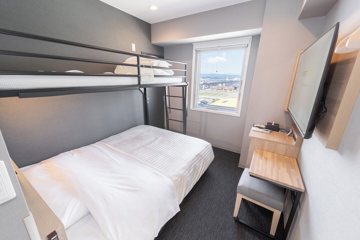 Chambre, plusieurs lits, non-fumeurs (Super) | 1 chambre, espace de travail pour ordinateur portable