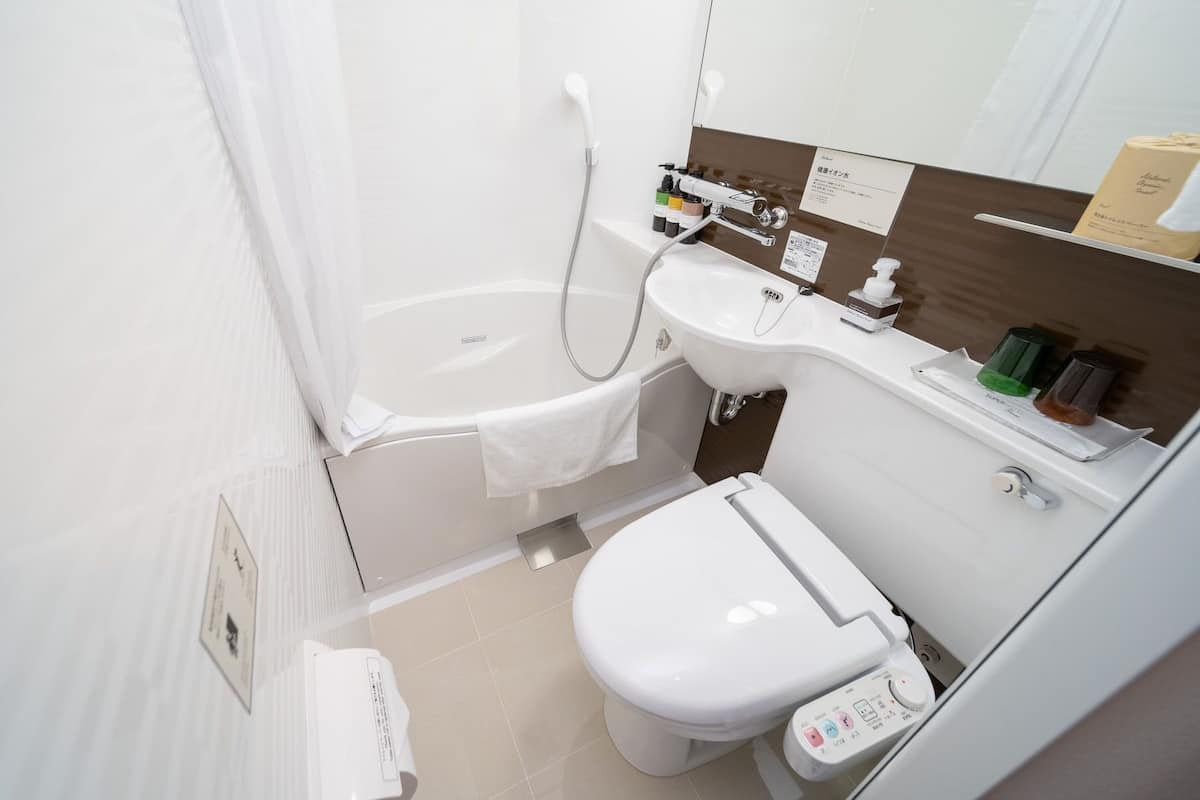 Ein modernes Badezimmer mit Badewanne, Toilette und Waschbecken.